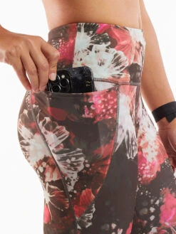 Mad Dash Reversible Crop Tights - Glacier Meadows 12 Mad Dash Reversible Crop Tights - Glacier Meadows -Rab store 530967 05